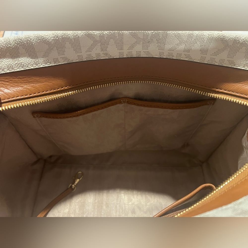 MK purse. - Picture 4 of 6